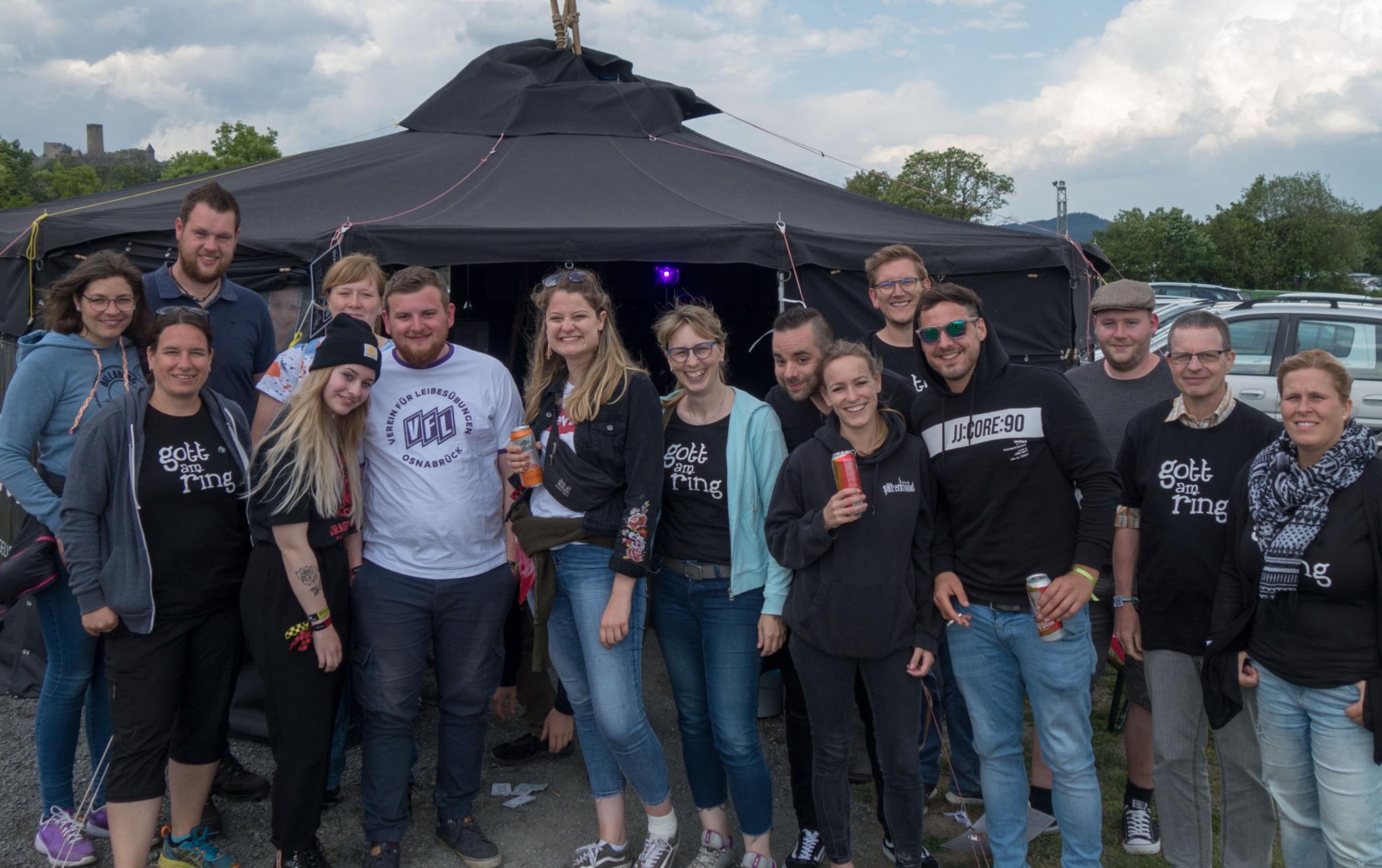 Helfer und Besucher bei Gott am Ring 2023 vor der Jurte