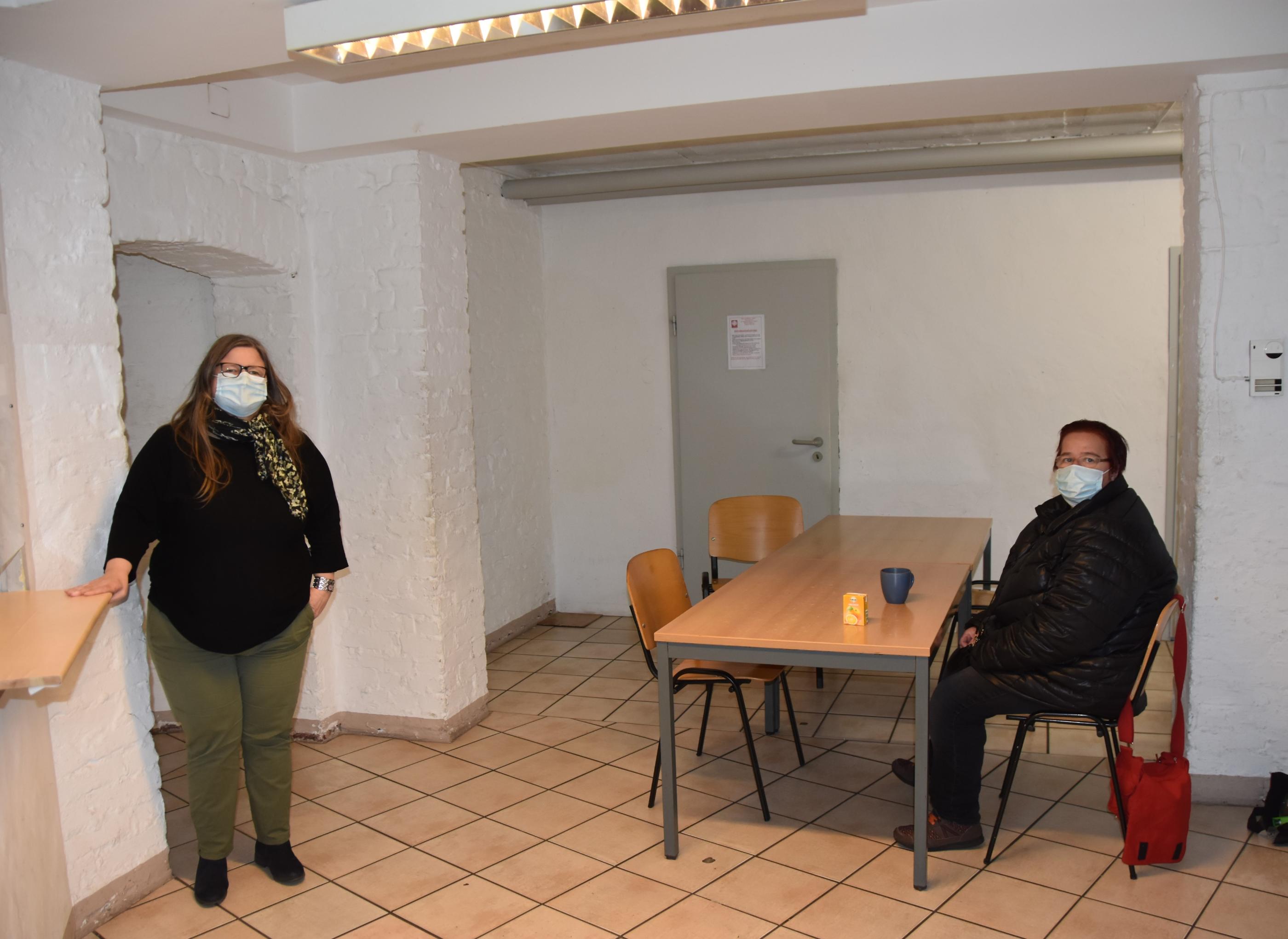 Stefanie Durst (links) und eine Besucherin im ansonsten leeren Tagestreff der 'Oase'.