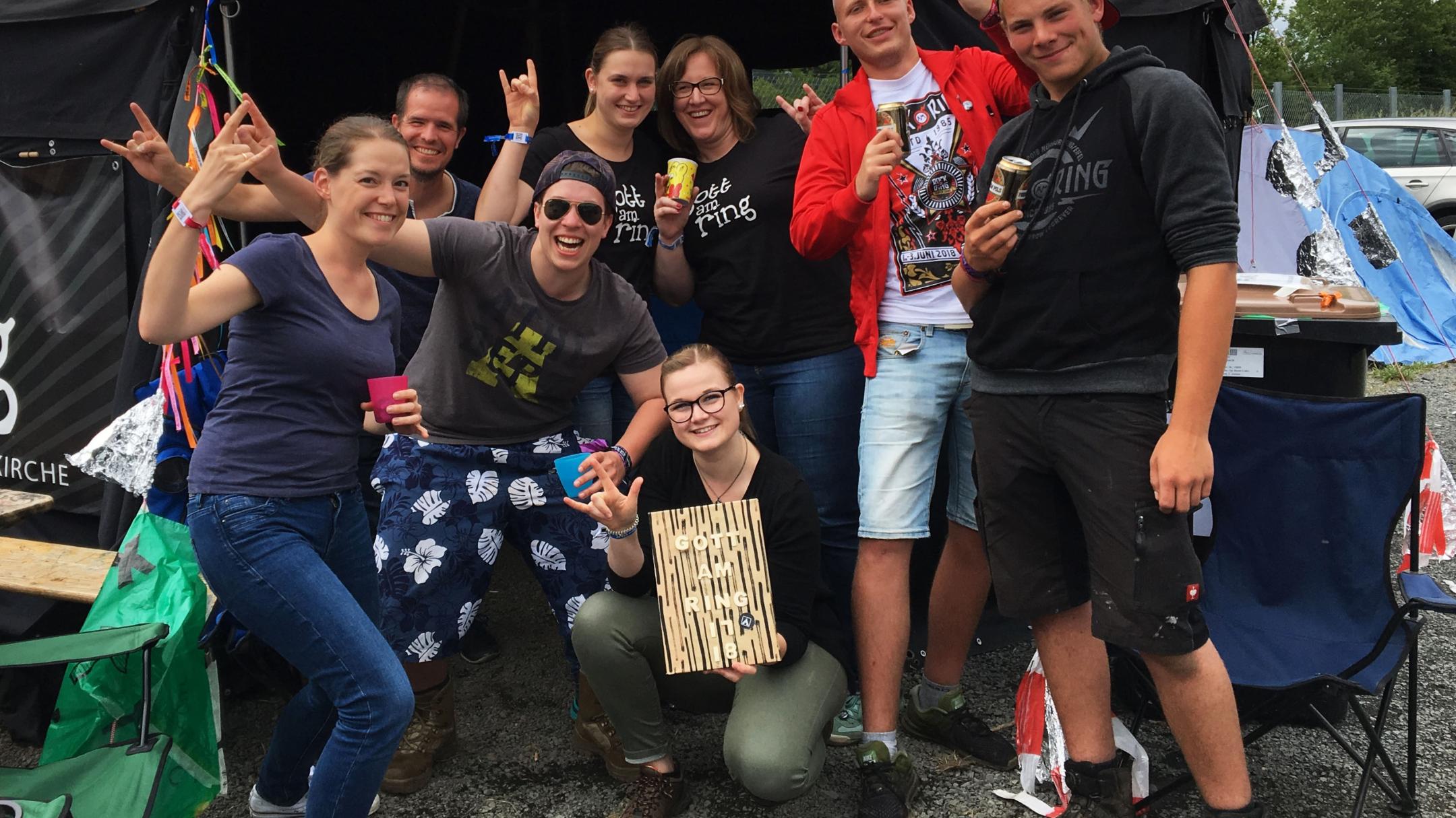 Am Kirchenzelt herrscht ausgelassene Festivalstimmung.
