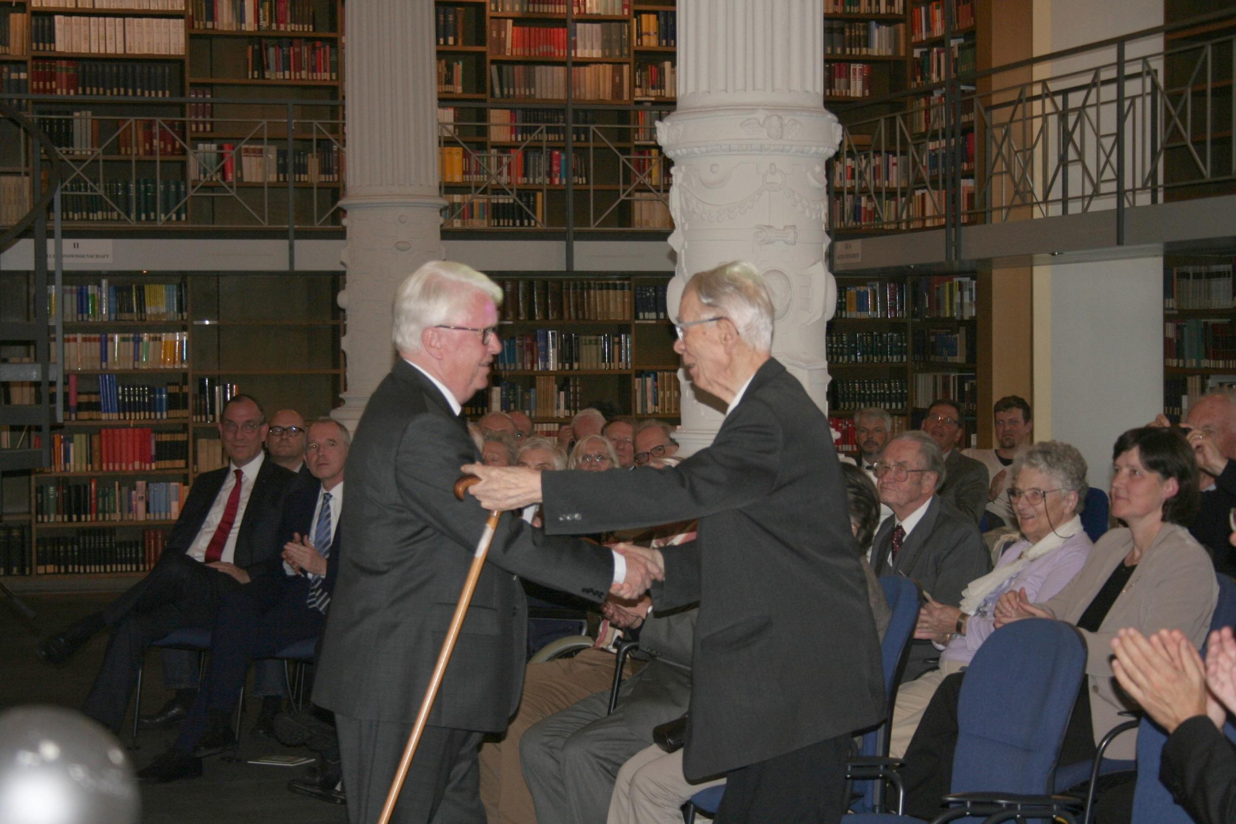 Prof. Dr. Dr. Franz Ronig (rechts) und Dompropst Werner Rössel (Foto: Bibliothek des Priesterseminars)