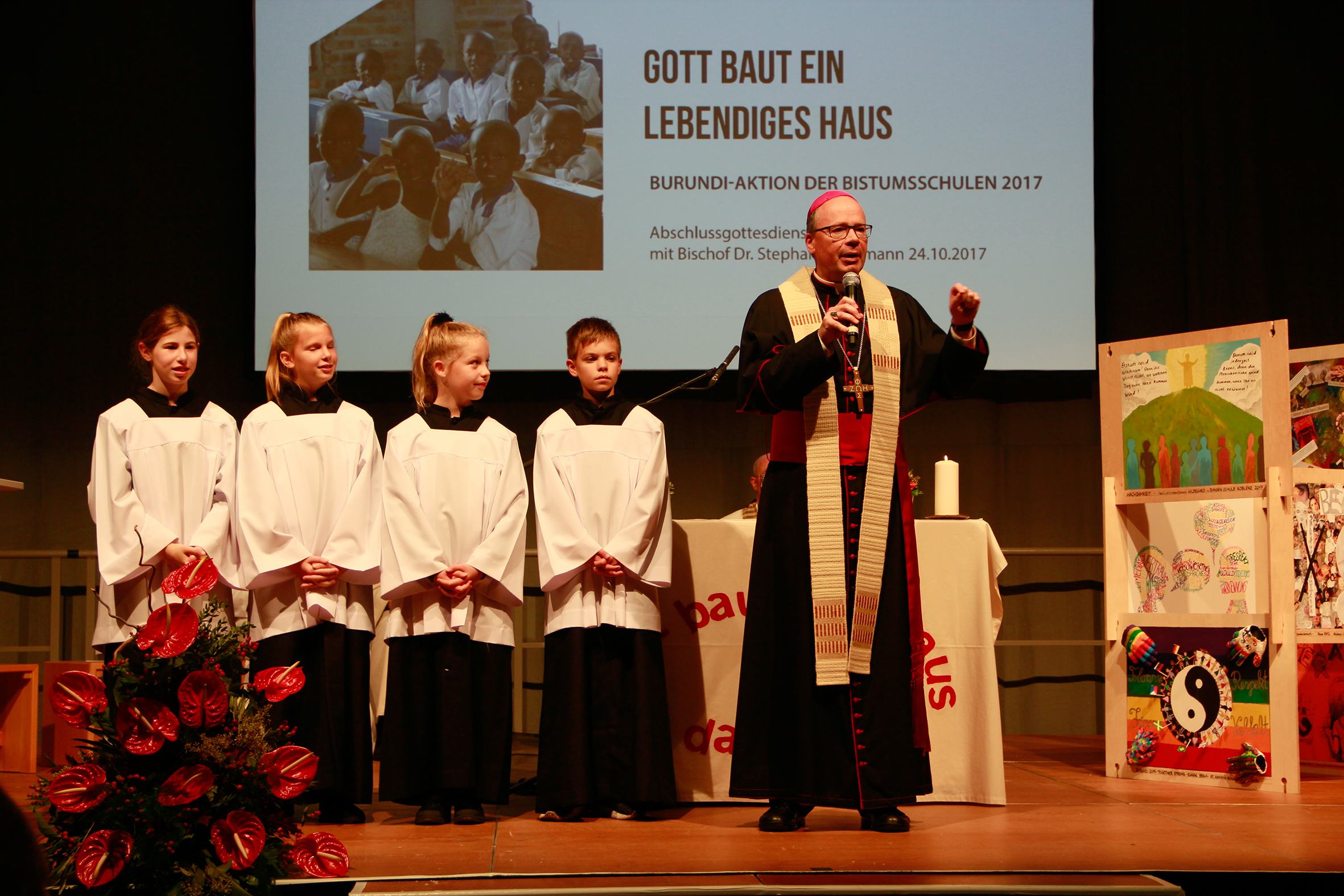 Bischof Ackermann lobte die Schülerinnen und Schüler für ihren Einsatz.