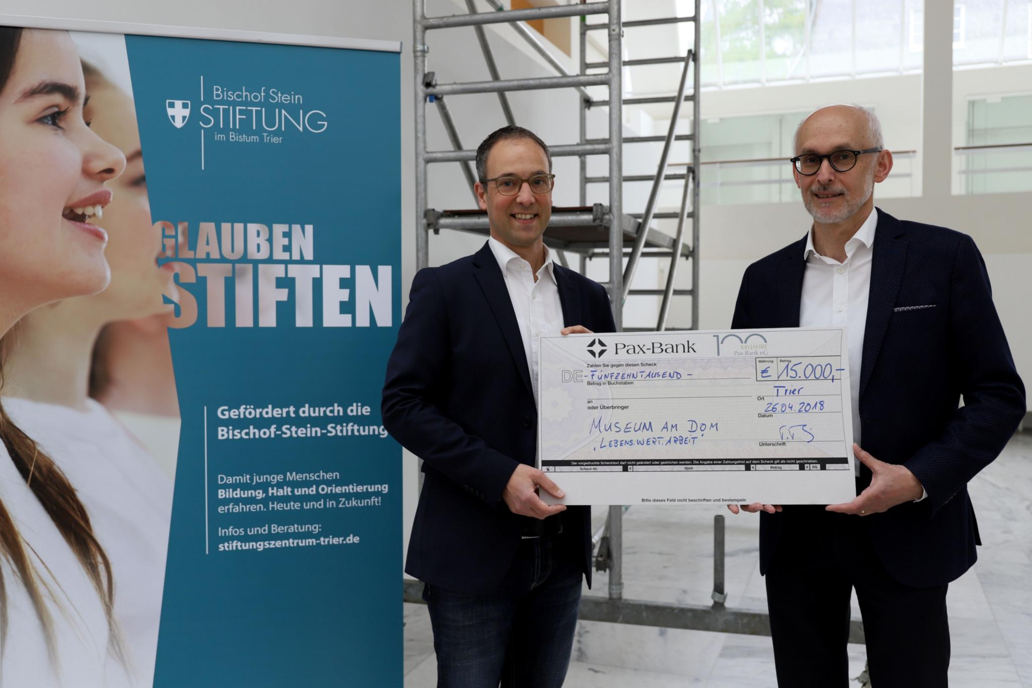 Scheckübergabe: Thomas Theis (links), geschäftsführender Vorstand der Bischof-Stein-Stiftung und Museumsdirektor Markus Groß-Morgen