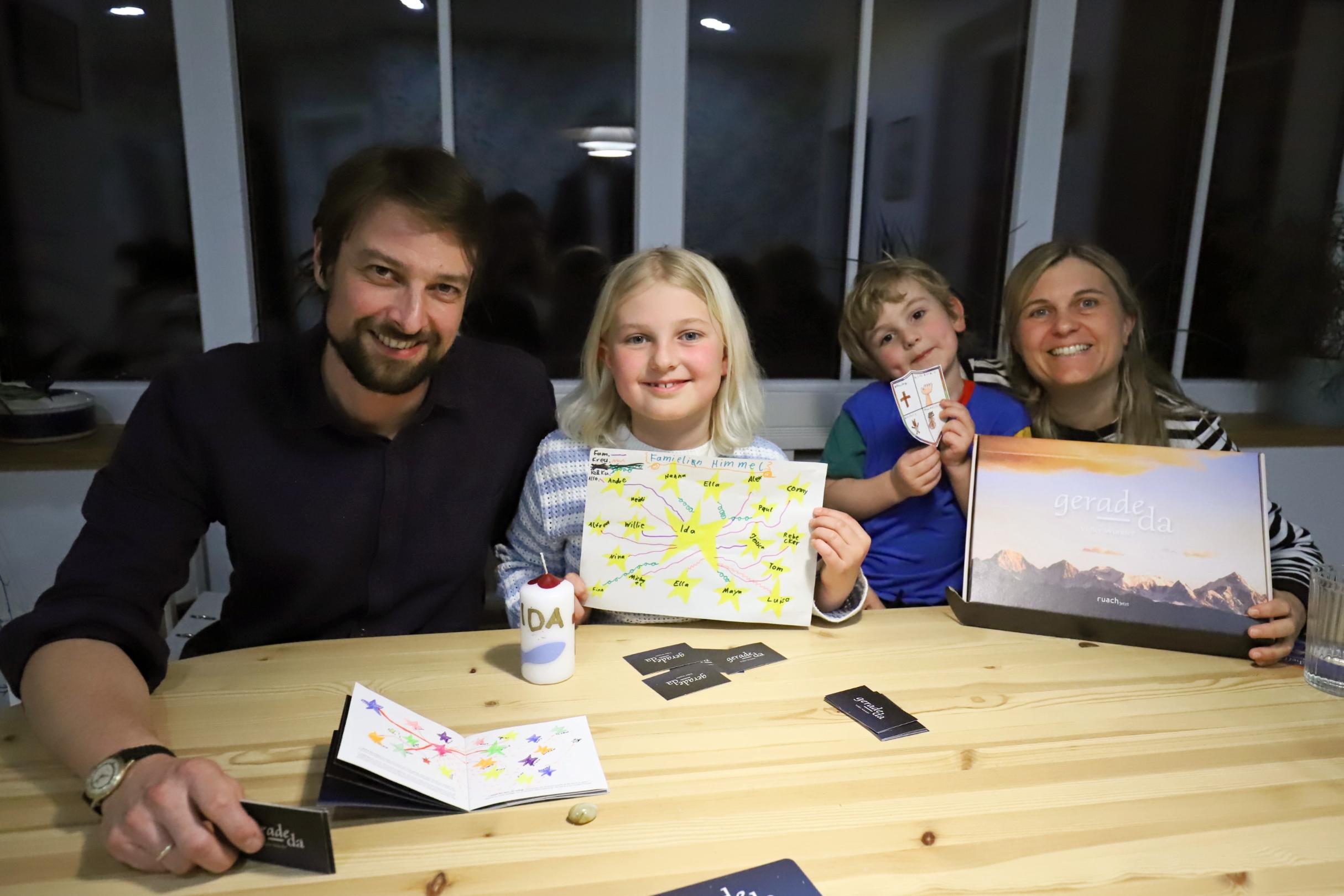 Das Foto zeigt Familie Licht, Vater, Mutter und zwei Kinder