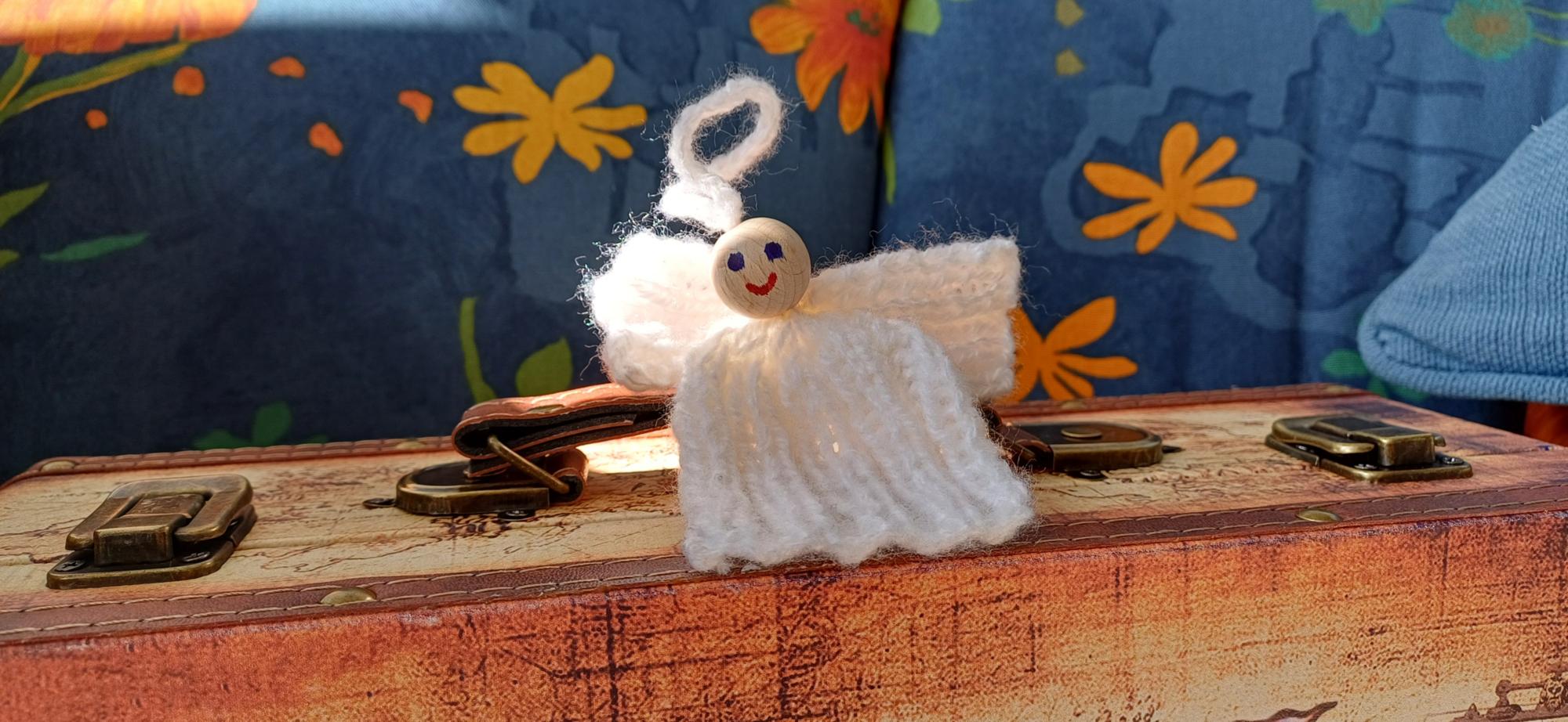 Trostkoffer zum Ausleihen mit gestricktem Engelchen als Geschenk für Kinder