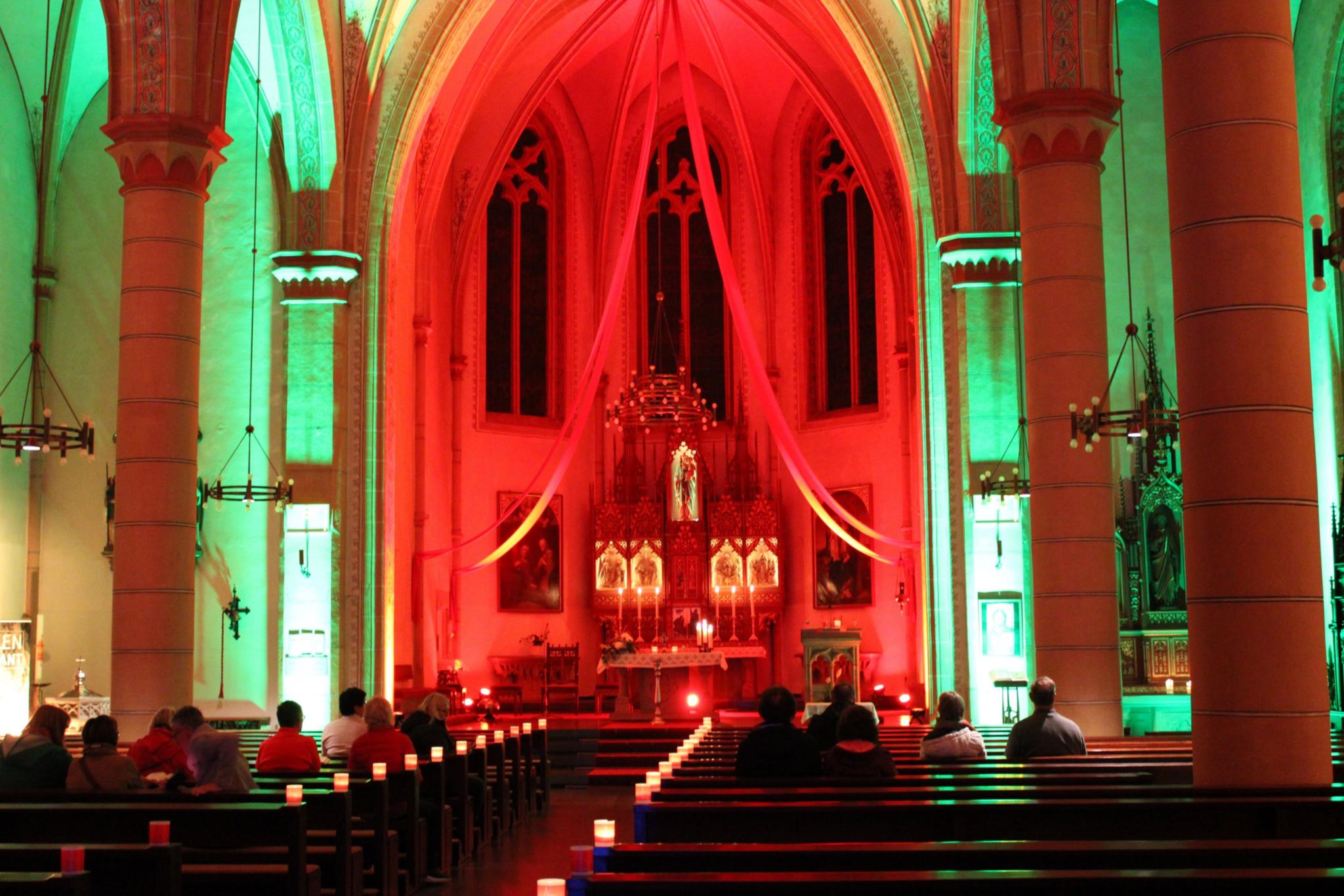 Die Kirche Maria Himmelfahrt in Marpingen war in buntes Licht getaucht.