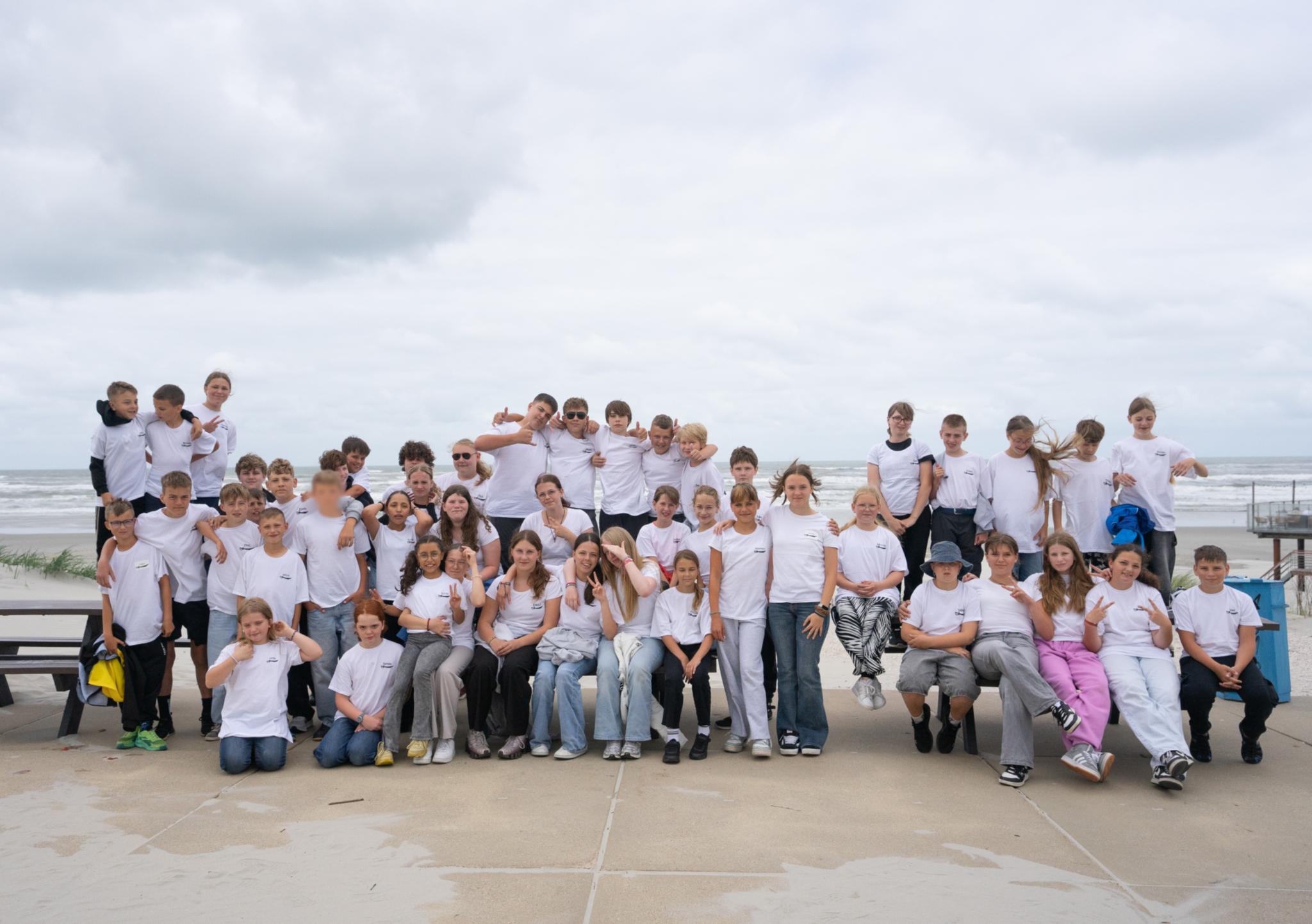 Gruppenfoto von den Jugendlichen und Kindern, die auf Ameland waren