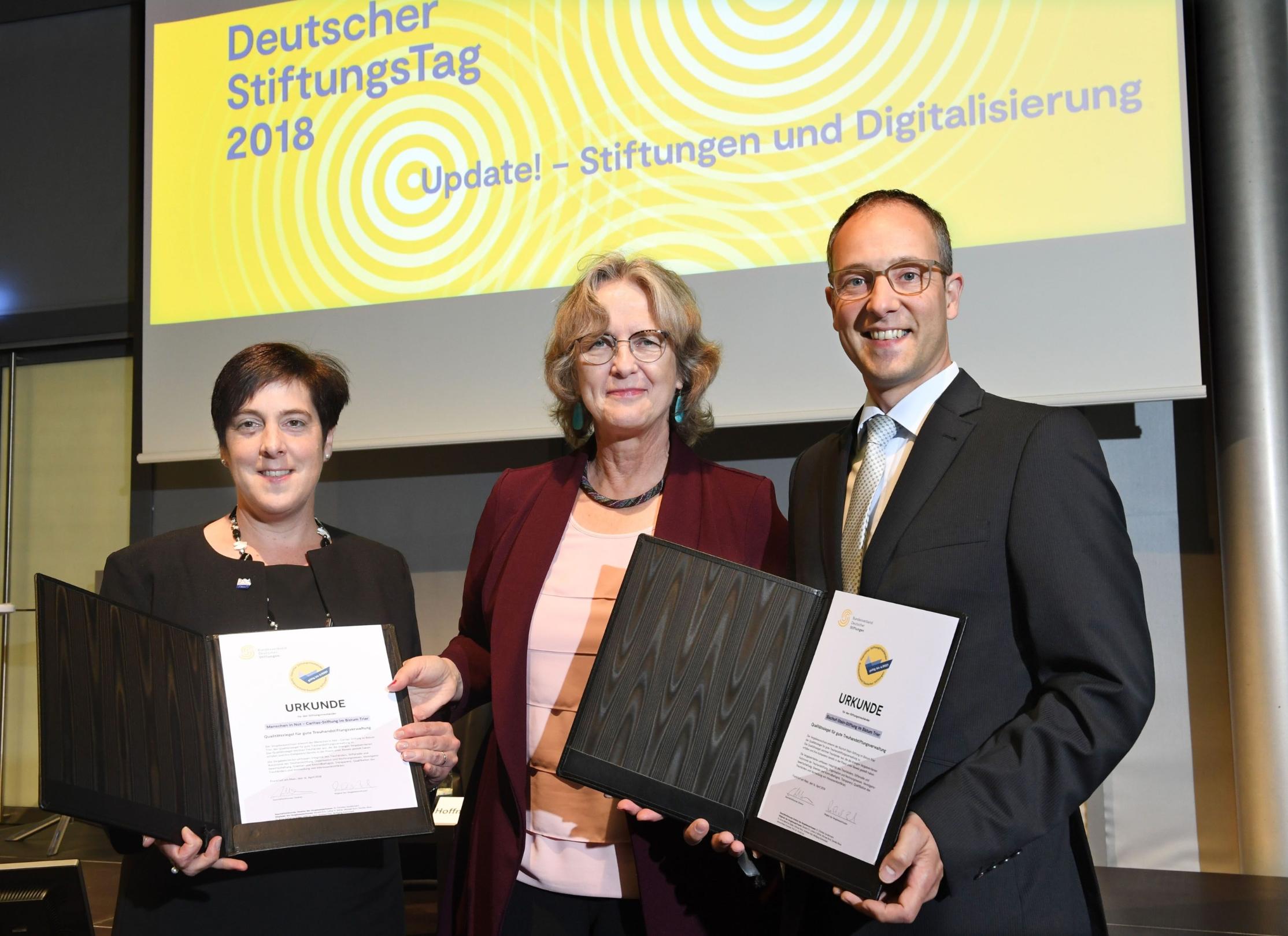 Michaela Marx (links) und Thomas Theis nahmen die Urkunden entgegen.