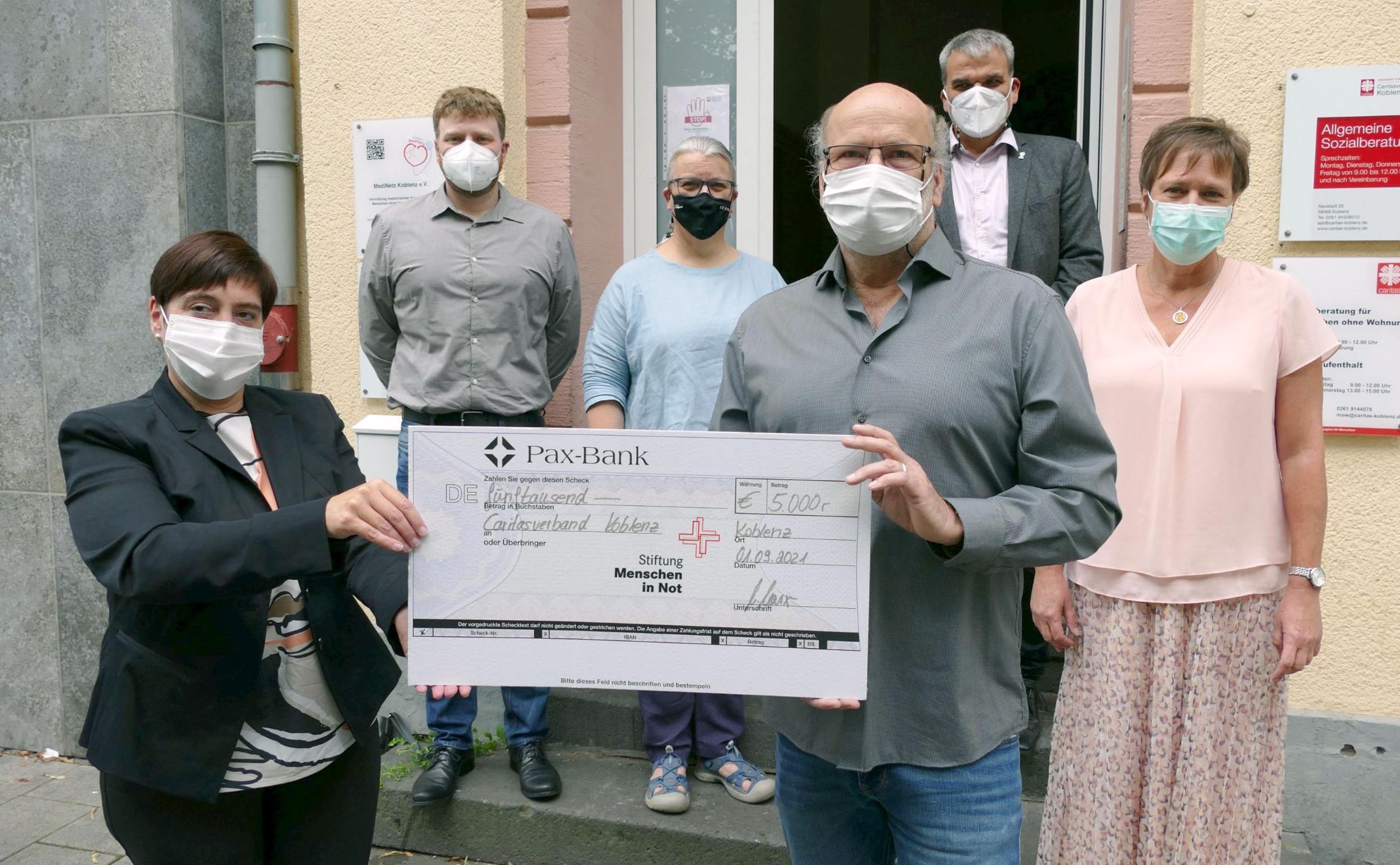 Freudiger Anlass vor der Caritas-Wohnungslosenhilfe in der Koblenzer Neustadt 20: Michaela Marx, Geschäftsführerin der Stiftung Menschen in Not, übergab den Scheck an Markus Fröhlich, Leiter der Fachberatungsstelle. Des Weiteren freuten sich Daniel Krauss (Clearingstelle Krankenversicherung), Dr. Claudia Tamm (MediNetz Koblenz e. V.), Achim Meis (Leiter Soziale Dienste), Caritasdirektorin Martina Best-Liesenfeld (v. links). Foto: Caritasverband Koblenz/Marco Wagner